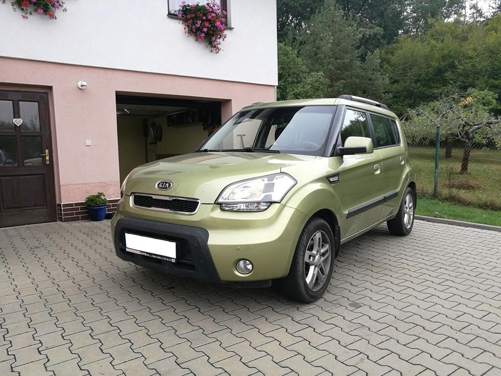 kia_soul_vymena_radia_handsfree_13380910