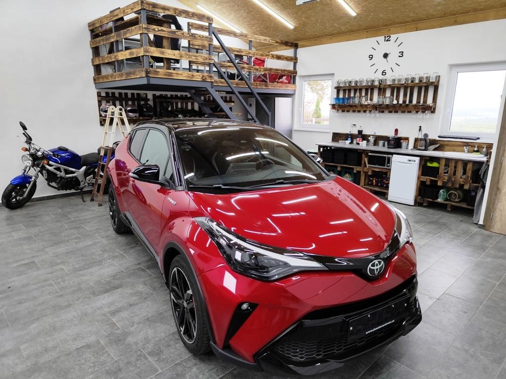 Toyota_C-HR,_autohifi,_reproduktory_Hertz,_aktivní_subwoofer_Kicker,_tlumení_dveří_0134