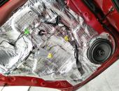 Toyota_C-HR,_autohifi,_reproduktory_Hertz,_aktivní_subwoofer_Kicker,_tlumení_dveří_0123
