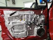 Toyota_C-HR,_autohifi,_reproduktory_Hertz,_aktivní_subwoofer_Kicker,_tlumení_dveří_0120