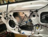 Škoda_Superb_II_autohifi,_výměna_reproduktorů,_tlumení_dveří,_reproduktory_Hertz_0101