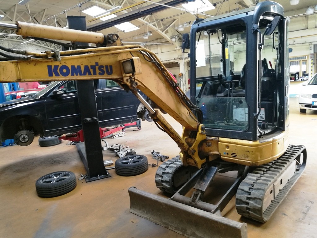 Hrabadlo_Komatsu,_instalace_rádia,_montáž_reproduktorů,_vyroba_stropního_boxu6