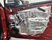 Toyota_C-HR,_autohifi,_reproduktory_Hertz,_aktivní_subwoofer_Kicker,_tlumení_dveří_0115