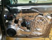 VW_Touran,_výměna_reproduktorů,_tlumení_dveří,_autohifi_0106