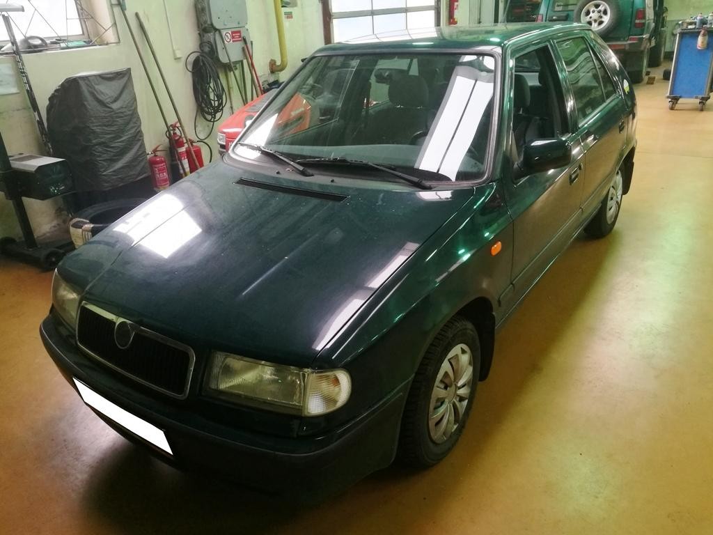 Škoda_Felicia_reproduktory_rádio_anténa11