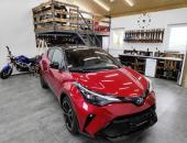 Toyota_C-HR,_autohifi,_reproduktory_Hertz,_aktivní_subwoofer_Kicker,_tlumení_dveří_0134