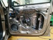 VW_Touran,_výměna_reproduktorů,_tlumení_dveří,_autohifi_0105