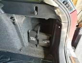 Škoda_Octavia_II_combi,_subwoofer_do_bočnice,_autohifi,_zesilovač3