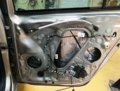 VW_Touran,_výměna_reproduktorů,_tlumení_dveří,_autohifi_0112