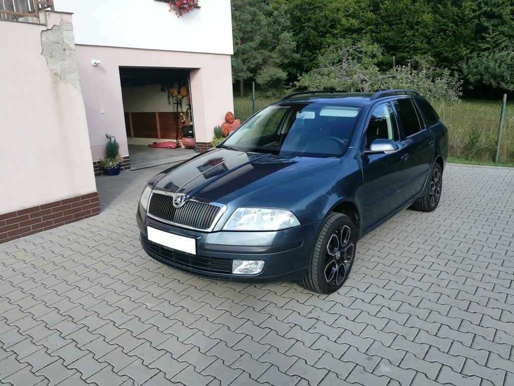 Škoda_Octavia_II_combi,_subwoofer_do_bočnice,_autohifi,_zesilovač9