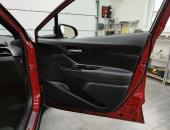 Toyota_C-HR,_autohifi,_reproduktory_Hertz,_aktivní_subwoofer_Kicker,_tlumení_dveří_0133