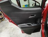 Toyota_C-HR,_autohifi,_reproduktory_Hertz,_aktivní_subwoofer_Kicker,_tlumení_dveří_0131