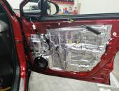 Toyota_C-HR,_autohifi,_reproduktory_Hertz,_aktivní_subwoofer_Kicker,_tlumení_dveří_0114