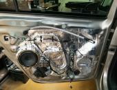 VW_Touran,_výměna_reproduktorů,_tlumení_dveří,_autohifi_0110