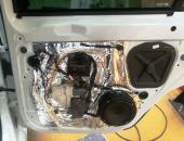 Škoda_Superb_II_autohifi,_výměna_reproduktorů,_tlumení_dveří,_reproduktory_Hertz_0104