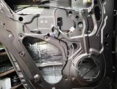 Mitsubishi L200, výměna reproduktorů, autohifi mitsubishi, subwoofer pod sedačku, hertz, helix, kenwood 010103