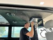 VW T5, tónování oken, odhlučnění, stropní monitor, rádio car play, čalounění23