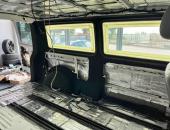 VW T5, tónování oken, odhlučnění, stropní monitor, rádio car play, čalounění20