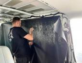 VW T5, tónování oken, odhlučnění, stropní monitor, rádio car play, čalounění30