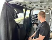 VW T5, tónování oken, odhlučnění, stropní monitor, rádio car play, čalounění29