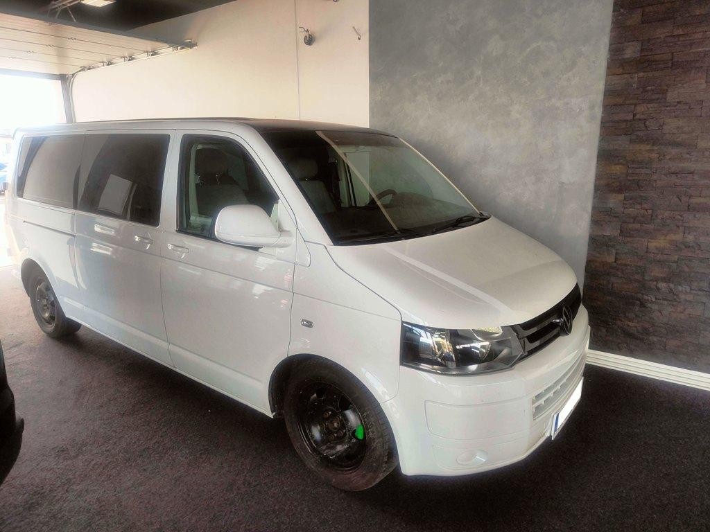 VW T5, tónování oken, odhlučnění, stropní monitor, rádio car play, čalounění08