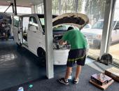 VW T5, tónování oken, odhlučnění, stropní monitor, rádio car play, čalounění16