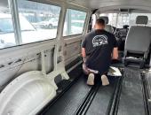 VW T5, tónování oken, odhlučnění, stropní monitor, rádio car play, čalounění35