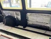 VW T5, tónování oken, odhlučnění, stropní monitor, rádio car play, čalounění19