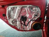 Výměna reproduktorů Octavia II, radio Zenec, tliumení dveří04