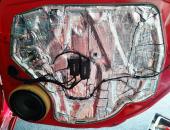 Výměna reproduktorů Octavia II, radio Zenec, tliumení dveří05