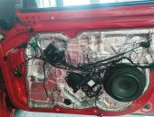 Výměna reproduktorů Octavia II, radio Zenec, tliumení dveří07