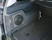 VW Sharan 7N_subwoofer v bočnici_08