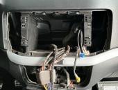 VW Sharan 7N_subwoofer v bočnici_04