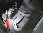 VW Sharan 7N_subwoofer v bočnici_09