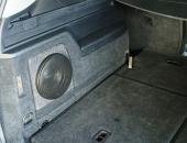 VW Sharan 7N_subwoofer v bočnici_07
